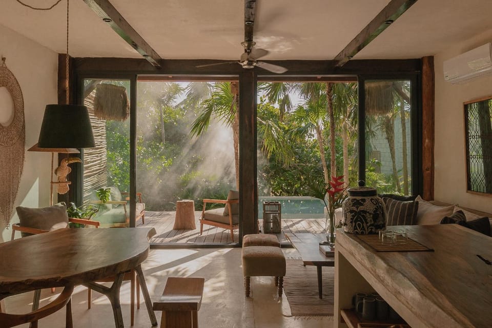 View (from property/room), Seating area, Dining area, Garden view