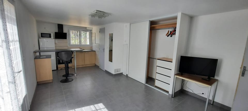 TV and multimedia, Kitchen or kitchenette, Dining area, oven, wardrobe