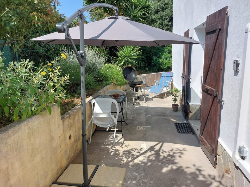 Patio, Dining area, sunbed