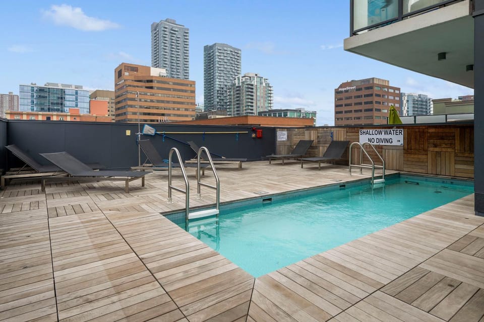 Property building, Patio, Day, Pool view, Swimming pool, sunbed