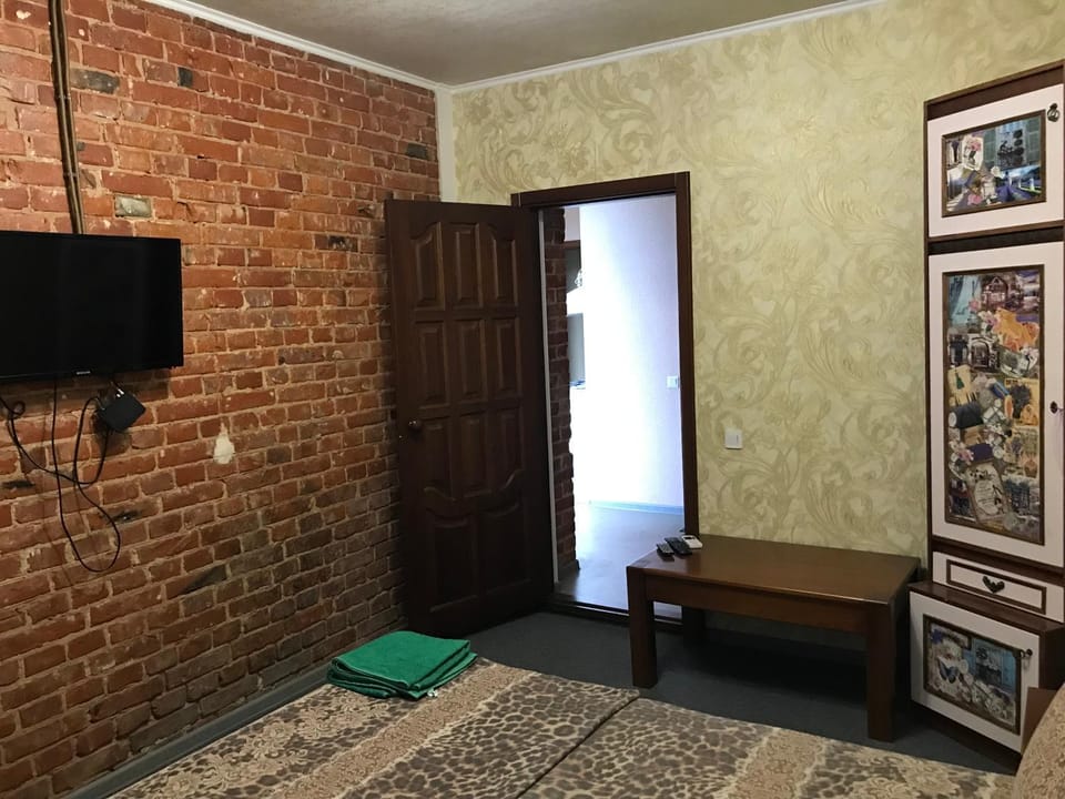 Bed, TV and multimedia, Bedroom