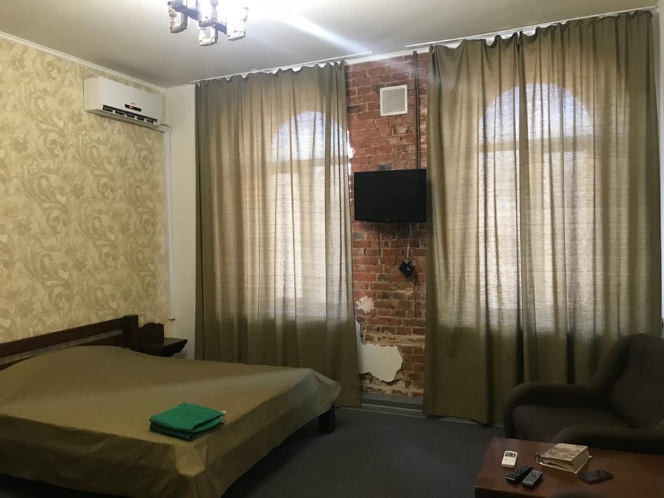 Bed, TV and multimedia, Living room, towels, air conditioner