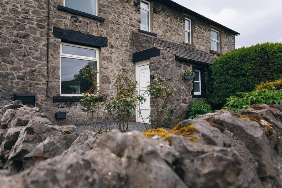 Property building, Facade/entrance, Balcony/Terrace