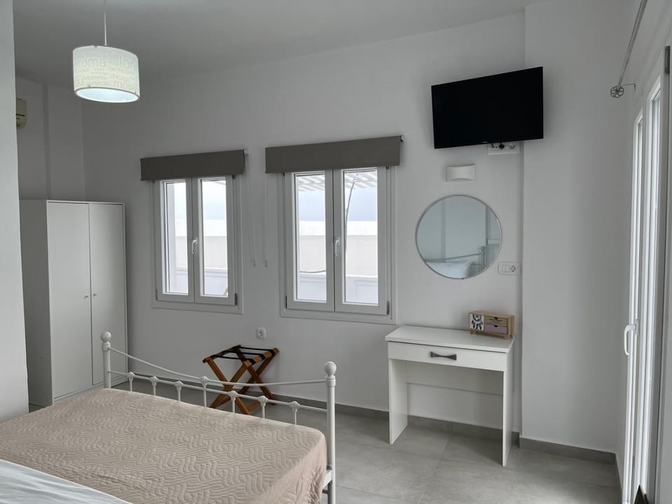 TV and multimedia, Photo of the whole room, hair dresser, wardrobe