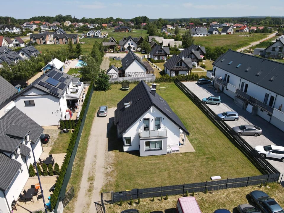 Property building, Day, Neighbourhood, Bird's eye view, Location, Parking