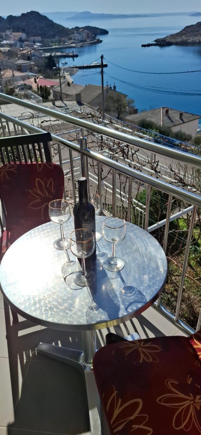 View (from property/room), Balcony/Terrace, Photo of the whole room, Seating area, Text overlay, Sea view, Bath