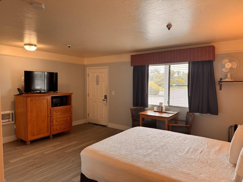 Bed, TV and multimedia, Photo of the whole room, Seating area, Bedroom