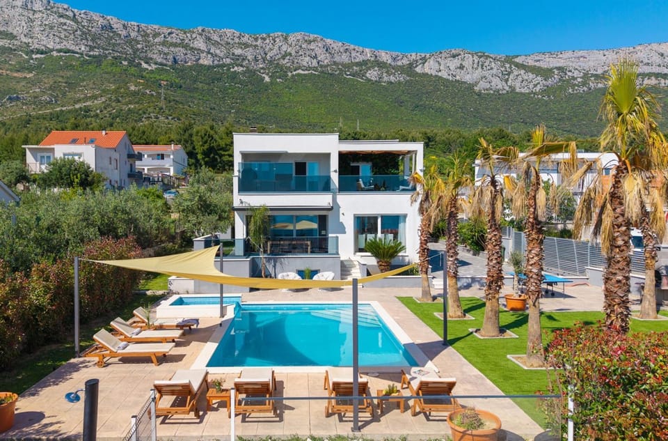 Mountain view, Pool view, Swimming pool