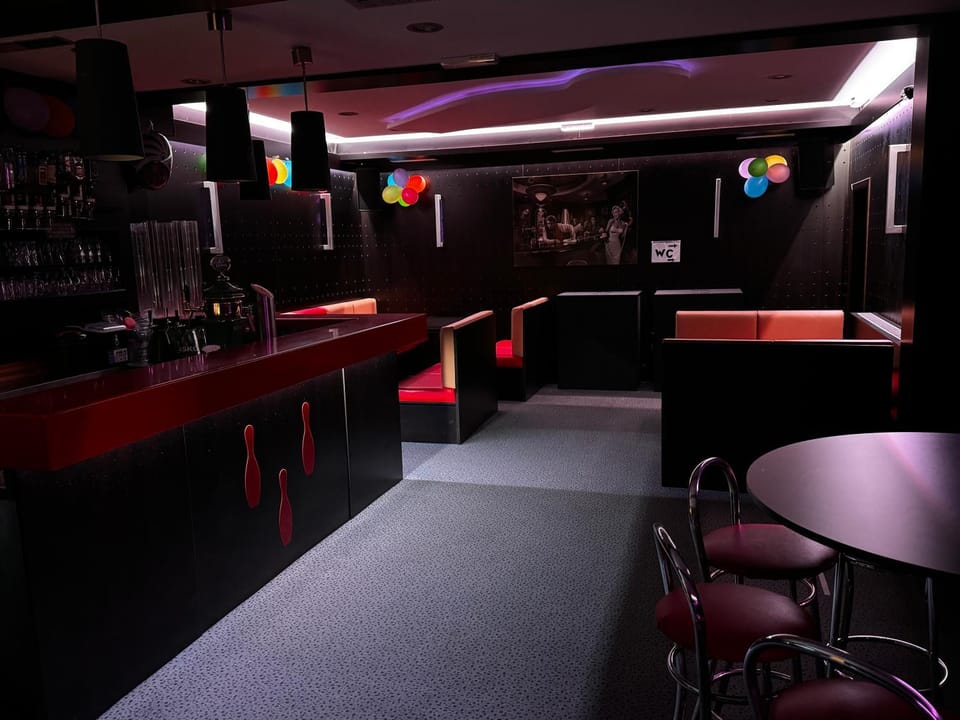 Bowling, Nightclub / DJ, Lounge or bar, Food and drinks, Drinks, Alcoholic drinks, Non alcoholic drinks