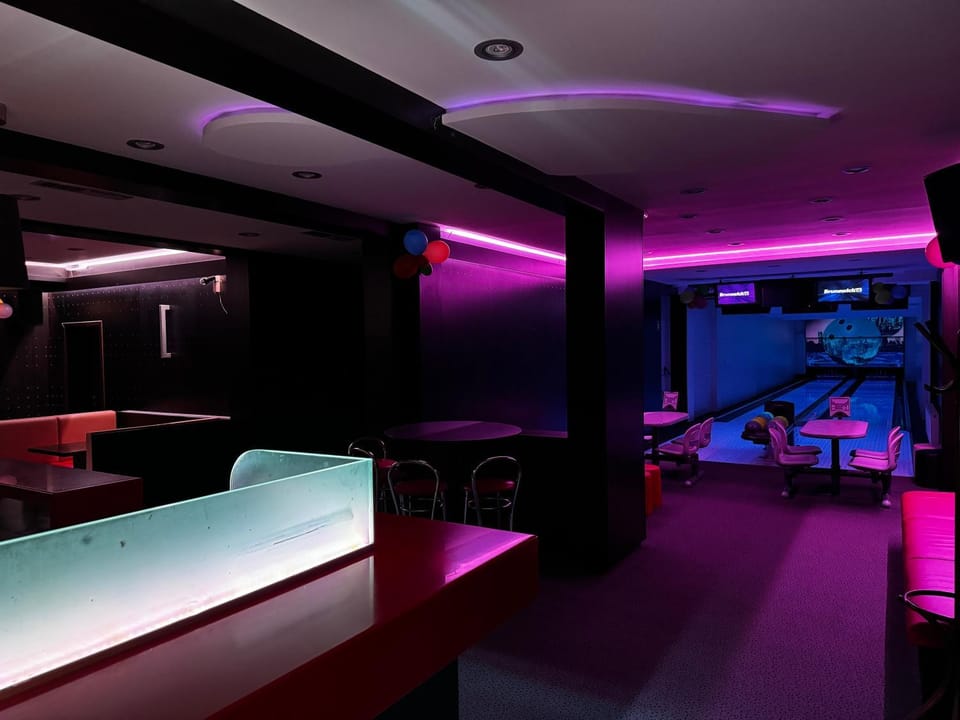 Property building, Restaurant/places to eat, Bowling, Darts, Nightclub / DJ, Food and drinks, Drinks, Alcoholic drinks, Non alcoholic drinks