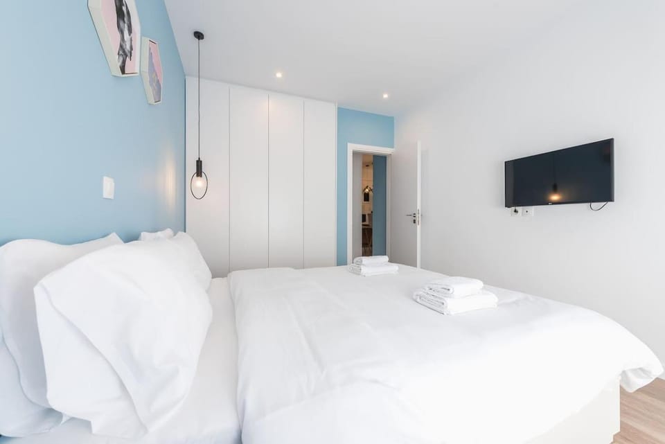 Bed, TV and multimedia, Bedroom, towels, wardrobe
