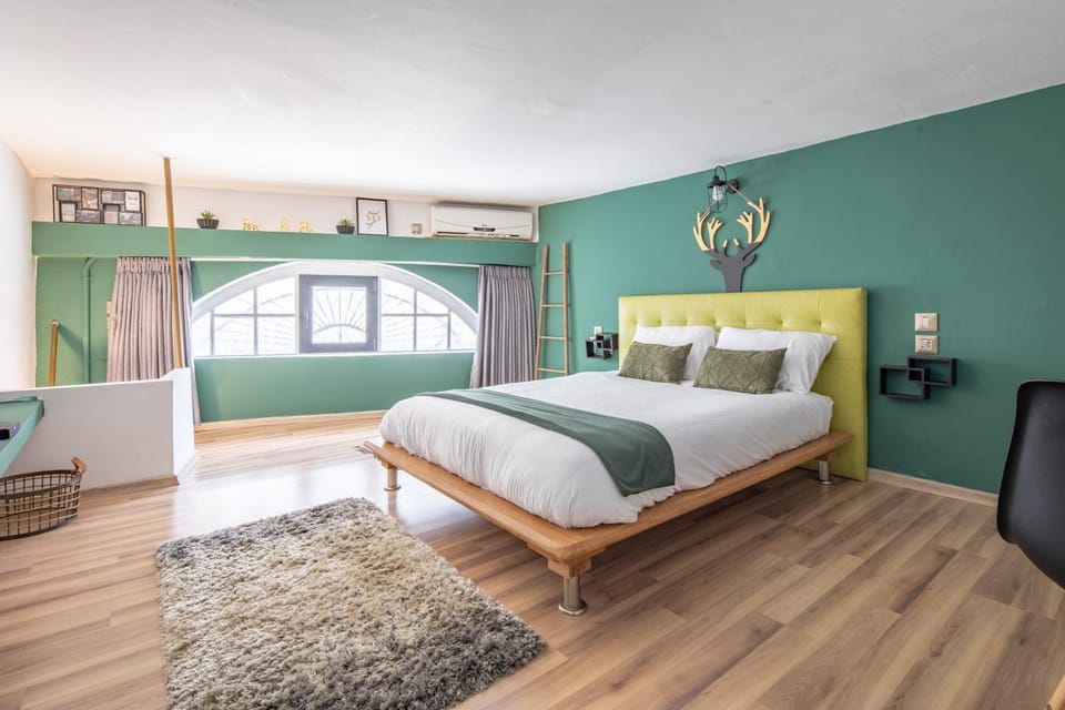 Vintage Duplex Apartment by the Beach / Flea Market District Apartment in Tel Aviv-Yafo
