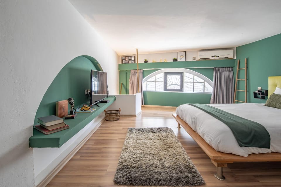 Vintage Duplex Apartment by the Beach / Flea Market District Apartment in Tel Aviv-Yafo