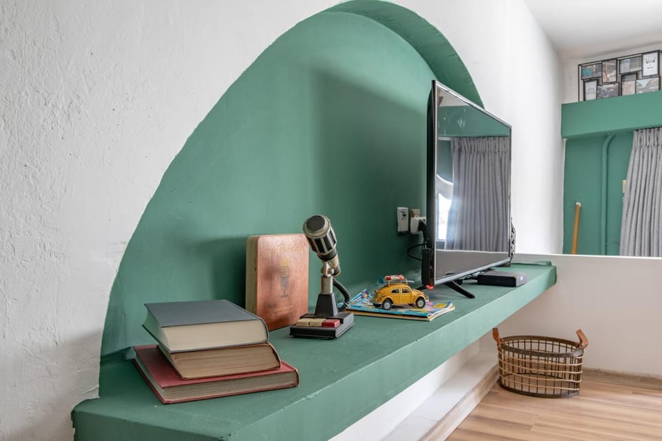 Vintage Duplex Apartment by the Beach / Flea Market District Apartment in Tel Aviv-Yafo