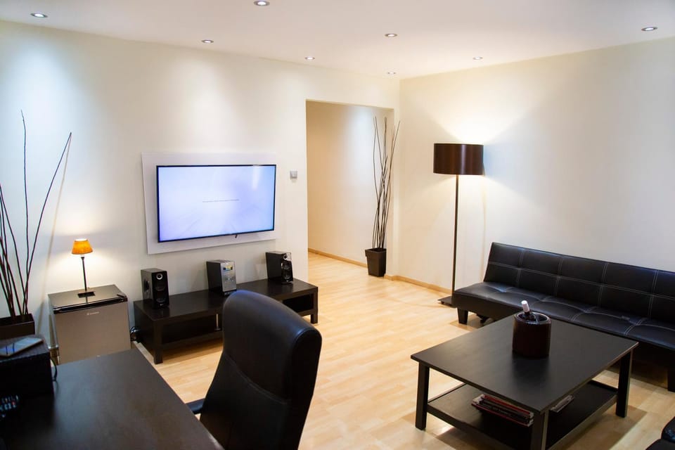 TV and multimedia, Living room, Lounge or bar, Seating area