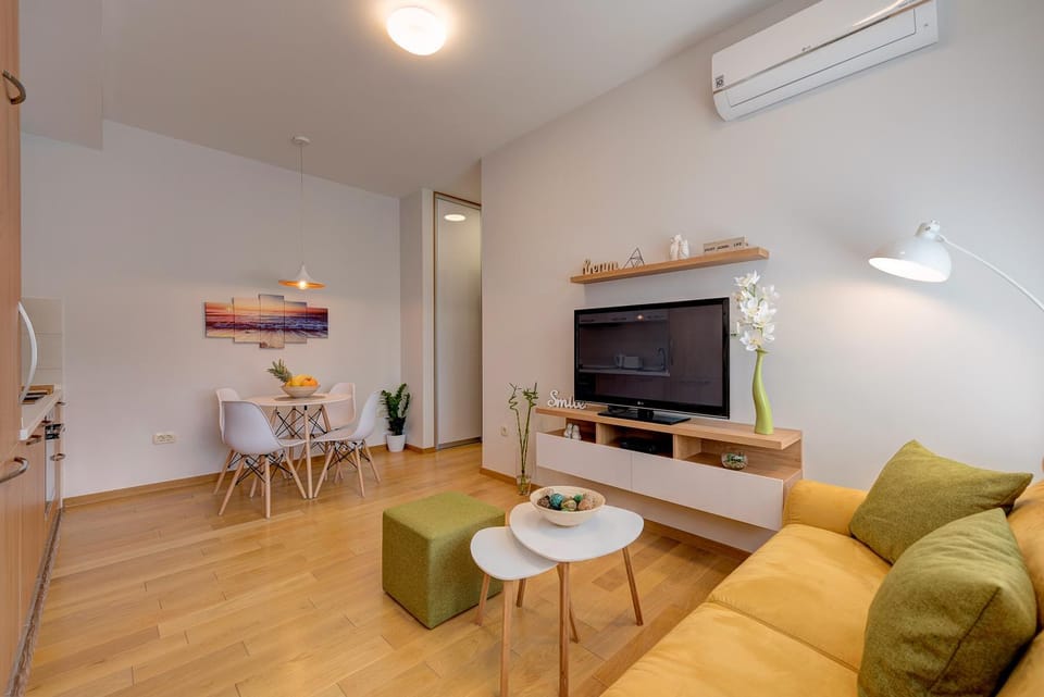 TV and multimedia, Living room, Seating area, Dining area
