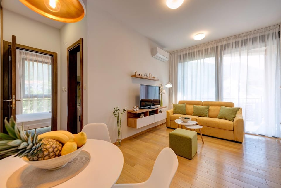 Living room, Food and drinks, Seating area