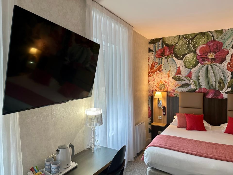 Bed, TV and multimedia, Decorative detail