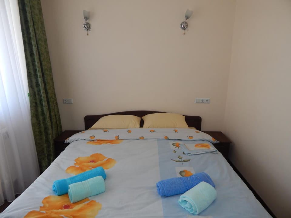 Bed, Bedroom, towels