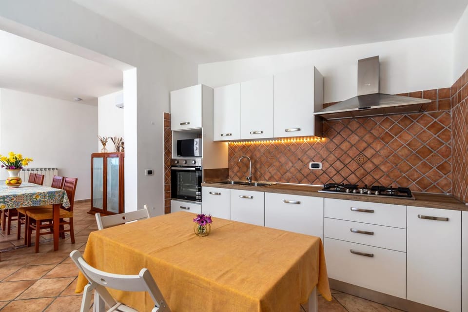 Kitchen or kitchenette, Dining area, stove