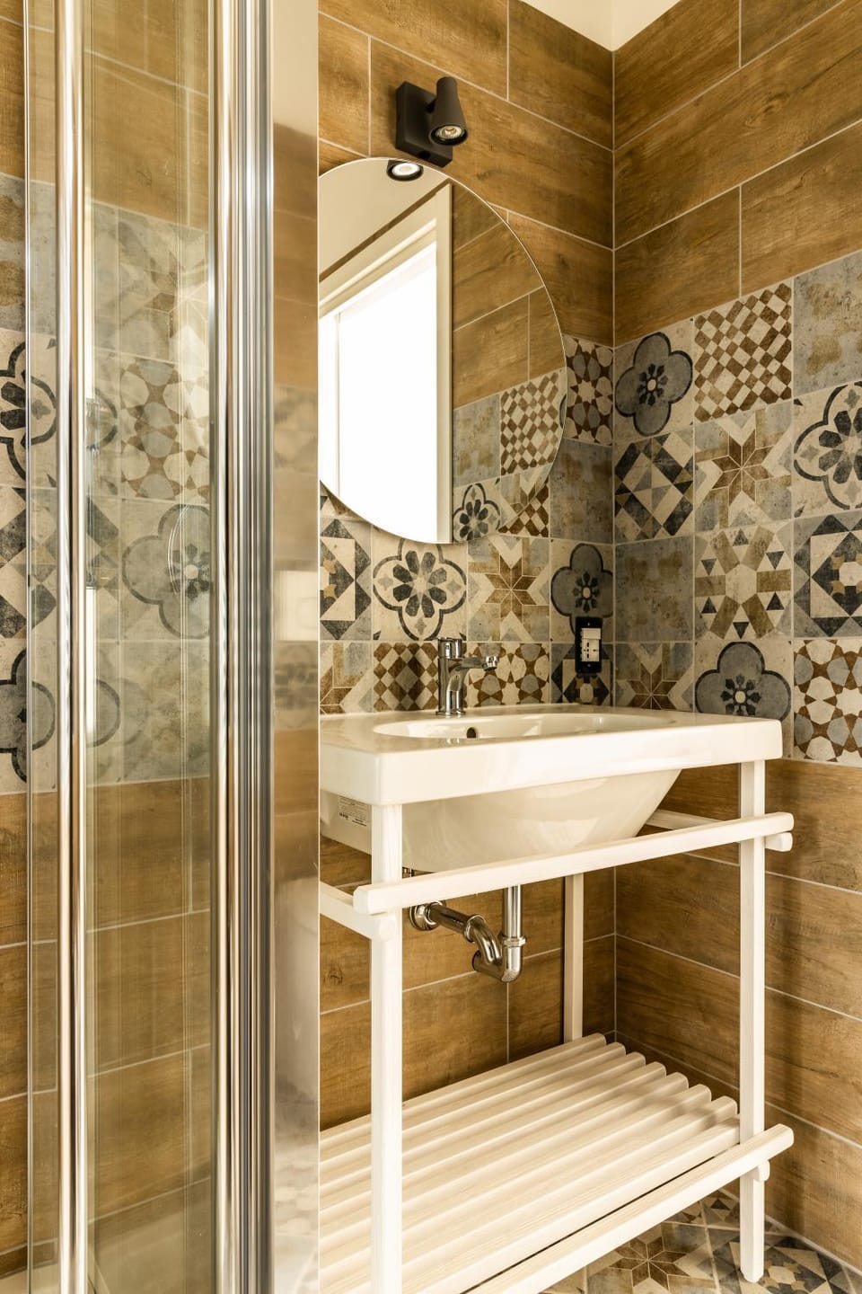Shower, Toilet, Bathroom, Decorative detail