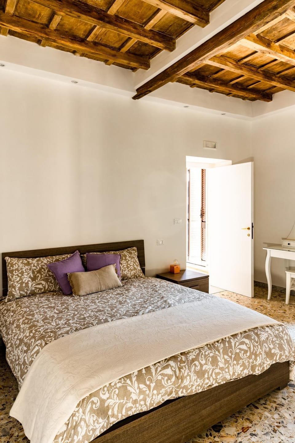 Bed, Day, Photo of the whole room, Decorative detail, Bedroom
