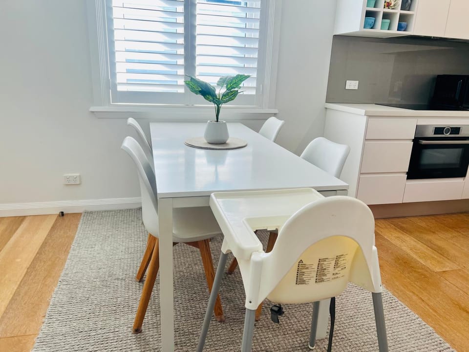 Kitchen or kitchenette, Seating area, Dining area, stove
