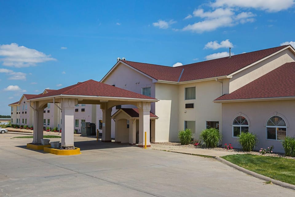 Property building, Facade/entrance, Day, On site, Time of day