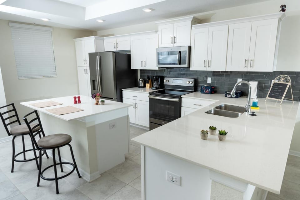 H - New 2 Bedroom Condo - 5 Miles to Disney - Free Water Park Apartment in Kissimmee