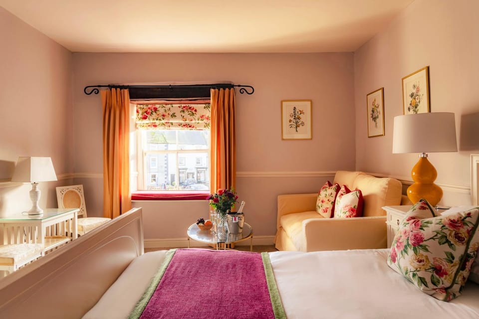 Bed, Living room, Photo of the whole room, Seating area, Bedroom