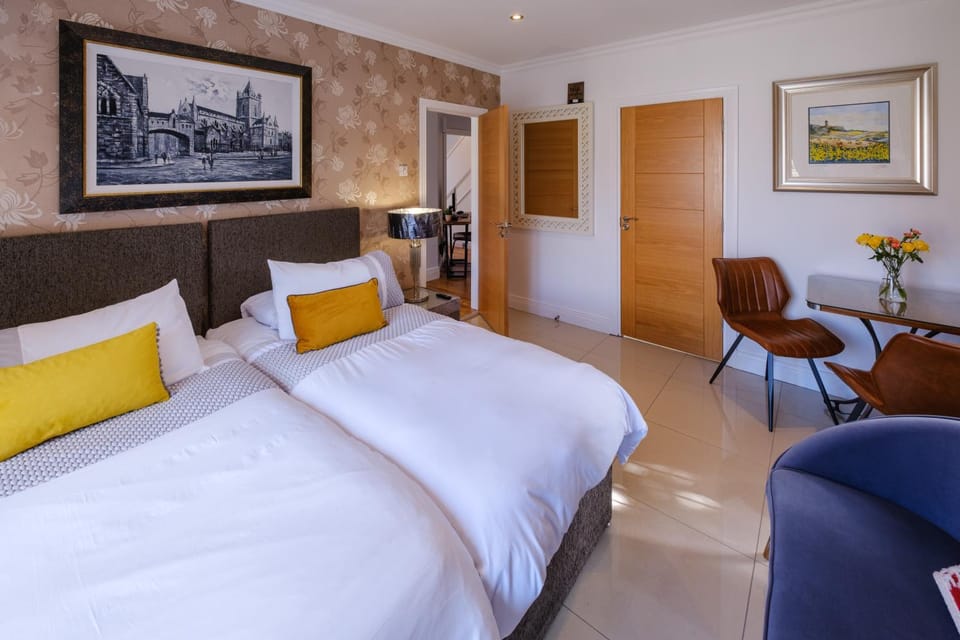 Bed, TV and multimedia, Photo of the whole room