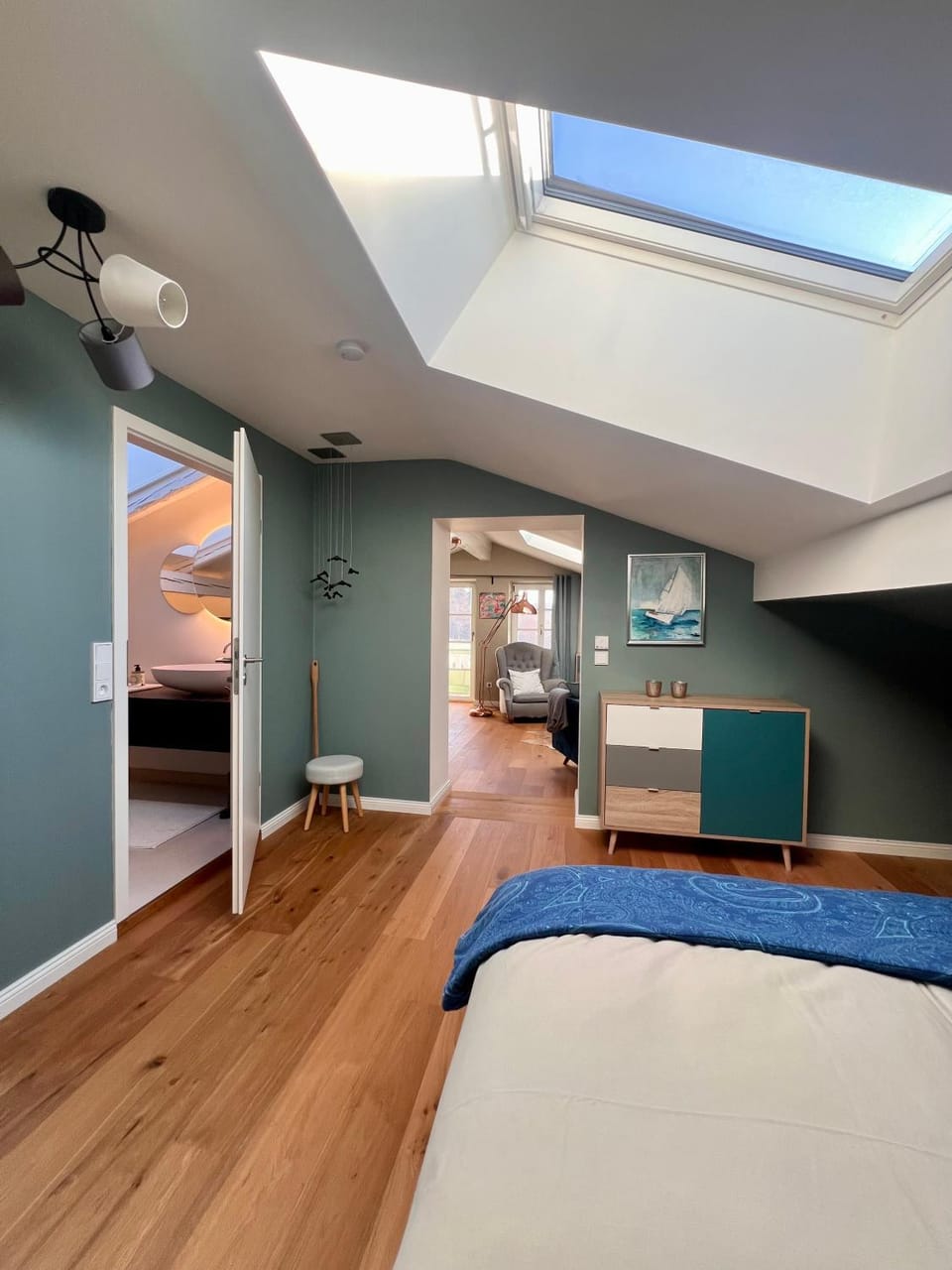 Bed, Bathroom, Photo of the whole room, Decorative detail