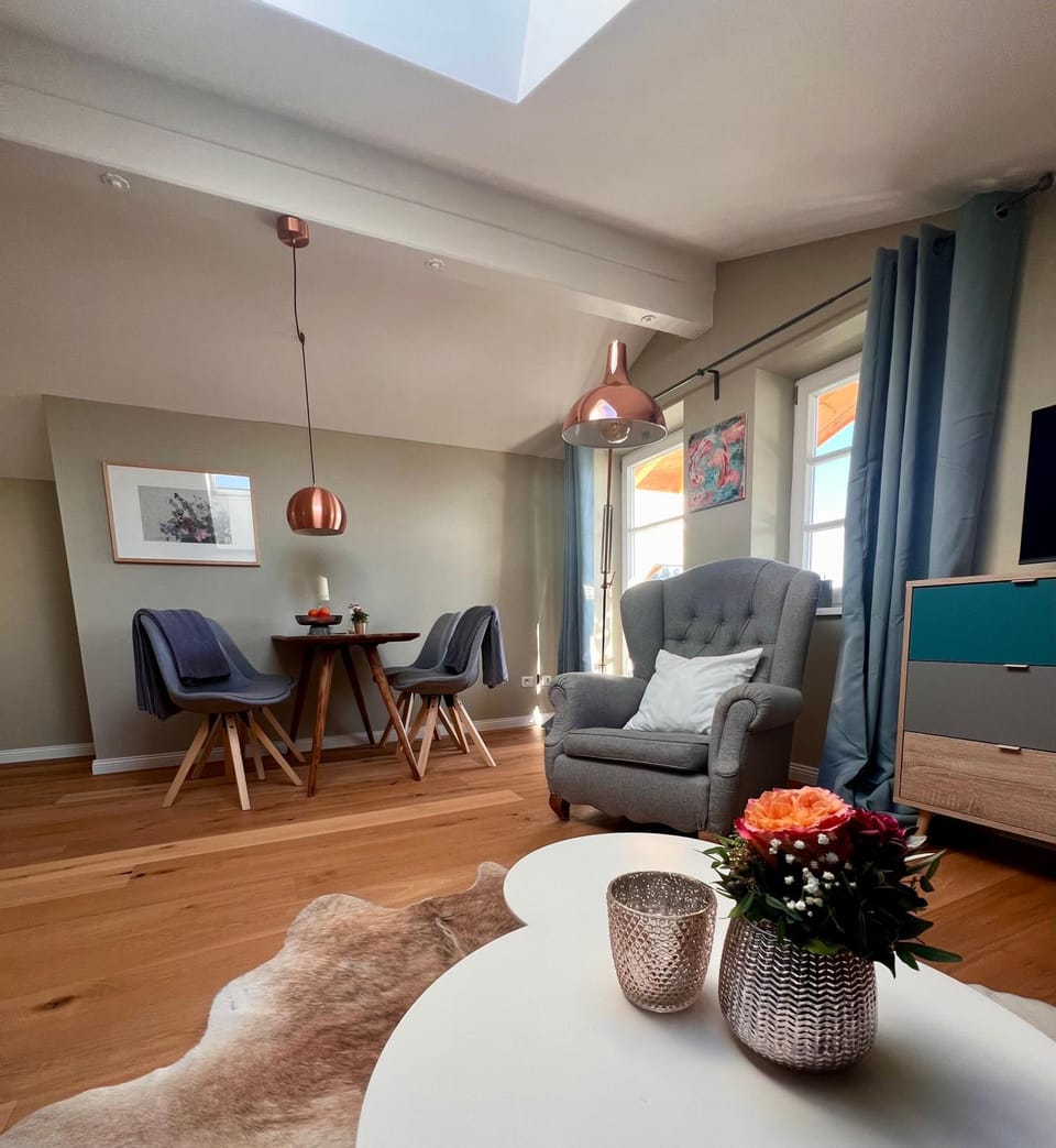 TV and multimedia, Living room, Decorative detail, Seating area, Dining area