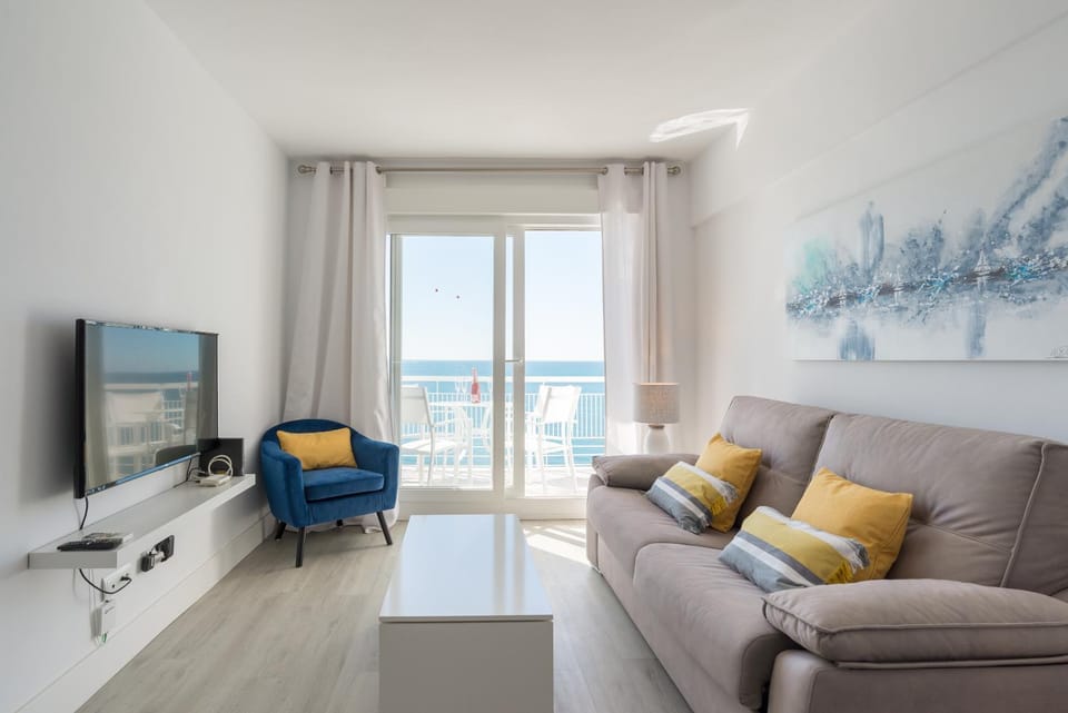 Communal lounge/ TV room, TV and multimedia, Living room, Seating area, Evening entertainment, Sea view