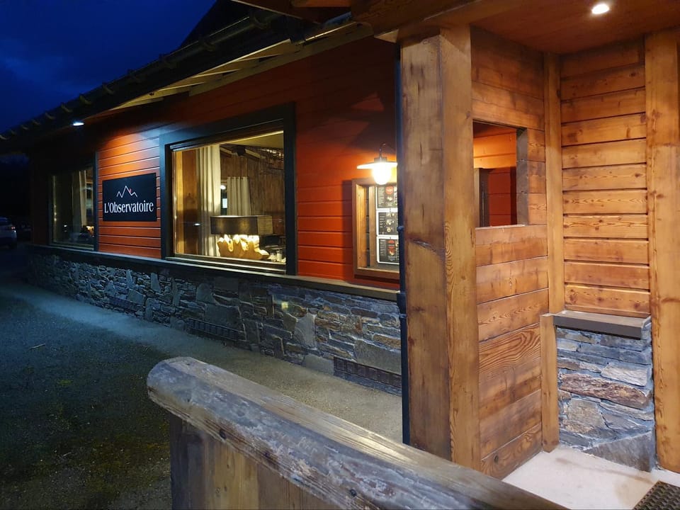 Restaurant/places to eat, Facade/entrance