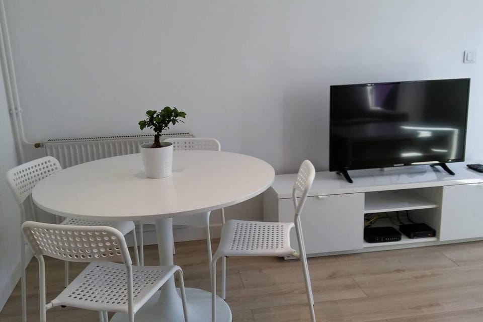 Nightclub / DJ, TV and multimedia, Living room, Lounge or bar, Dining area