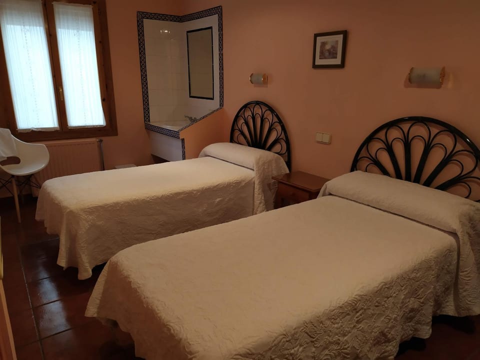 PENSIÓN PEÑA Bed and Breakfast in Burgos