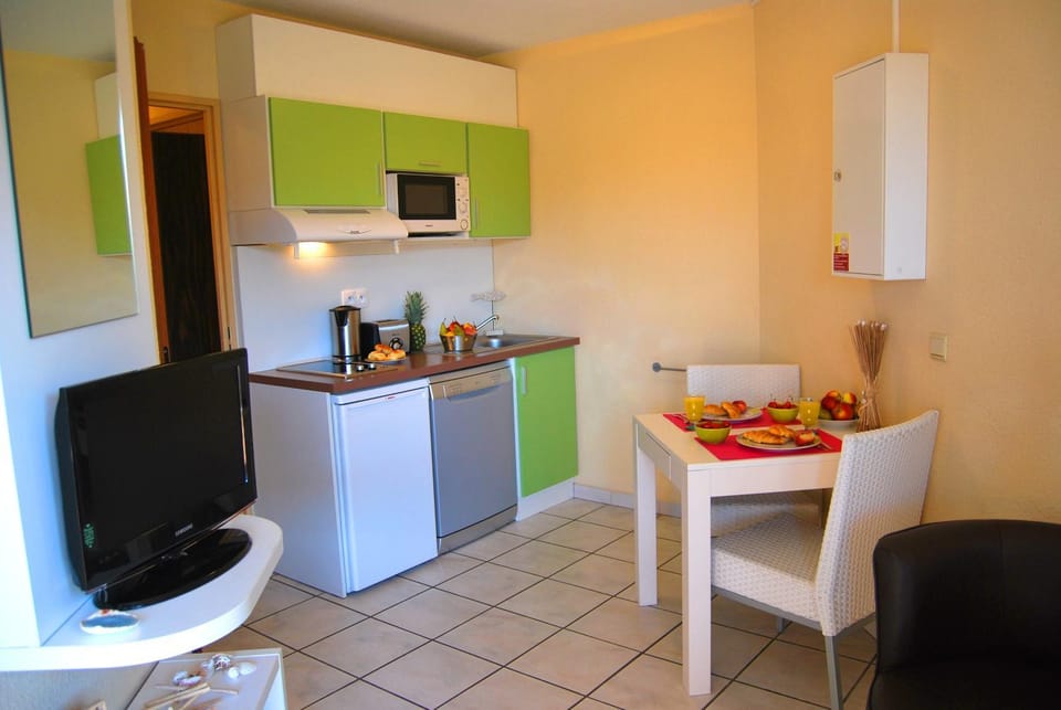 Kitchen or kitchenette, Living room, Dining area