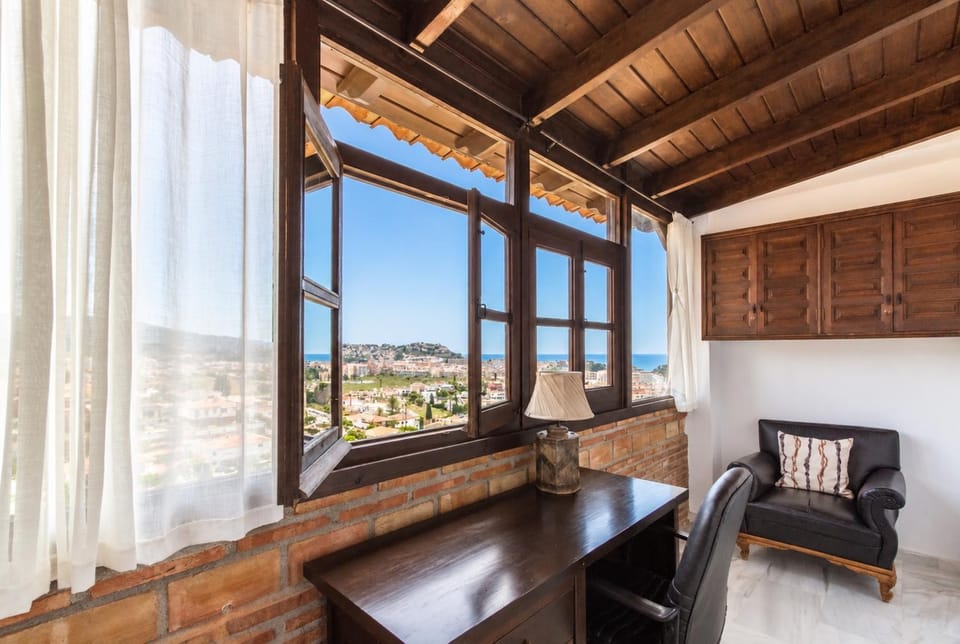 Natural landscape, View (from property/room), Balcony/Terrace, Living room, Seating area, Mountain view