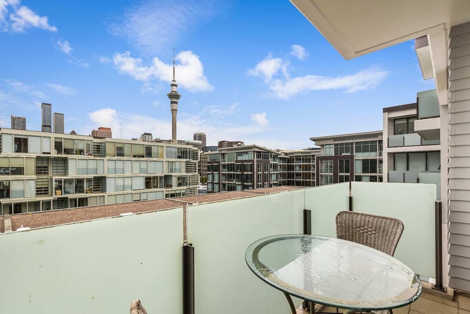 Beautiful 2BR - Pool, Gym & Parking Zodiak Stays Apartment in Auckland