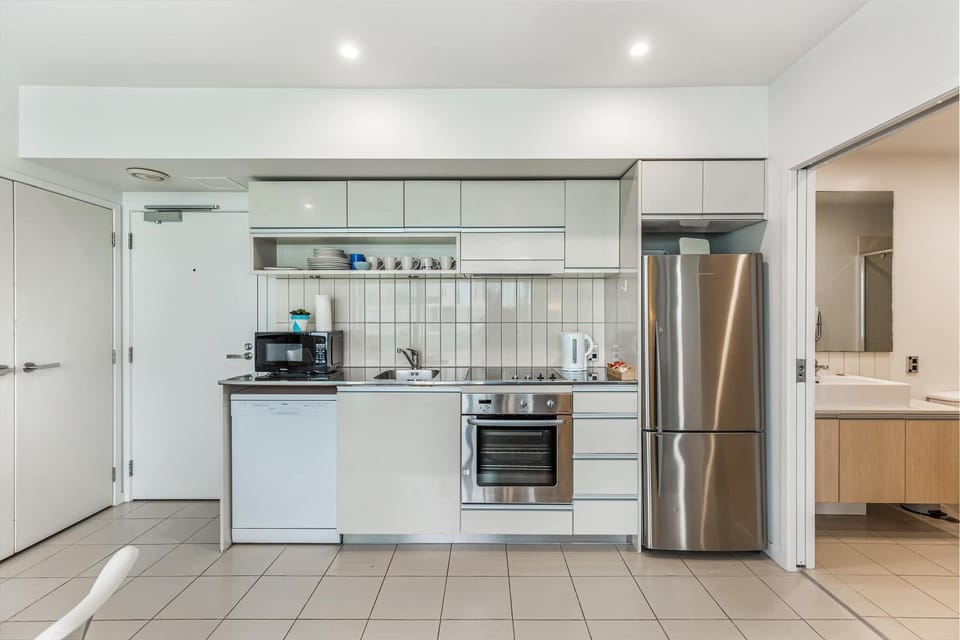 Beautiful 2BR - Pool, Gym & Parking Zodiak Stays Apartment in Auckland