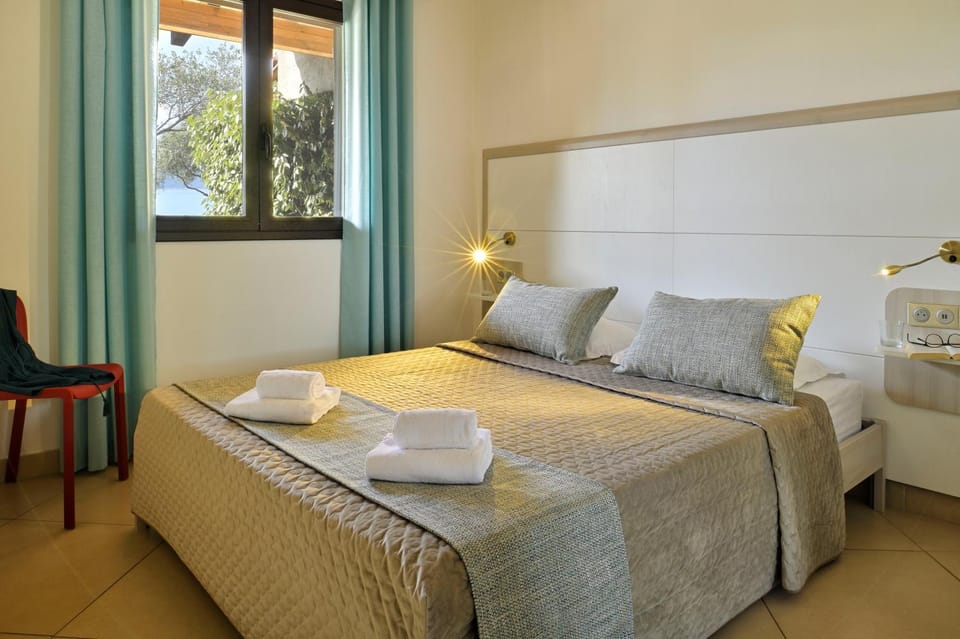Photo of the whole room, Sea view
