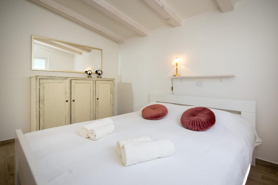 Bed, Bedroom, towels, wardrobe