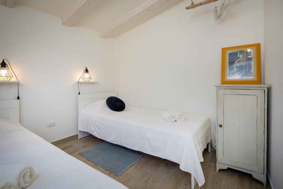 Bed, Bedroom, towels