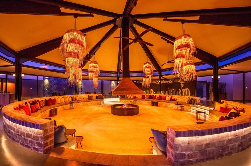 Lounge or bar, Seating area, flat iron