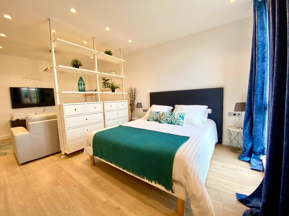 Photo of the whole room, Bedroom
