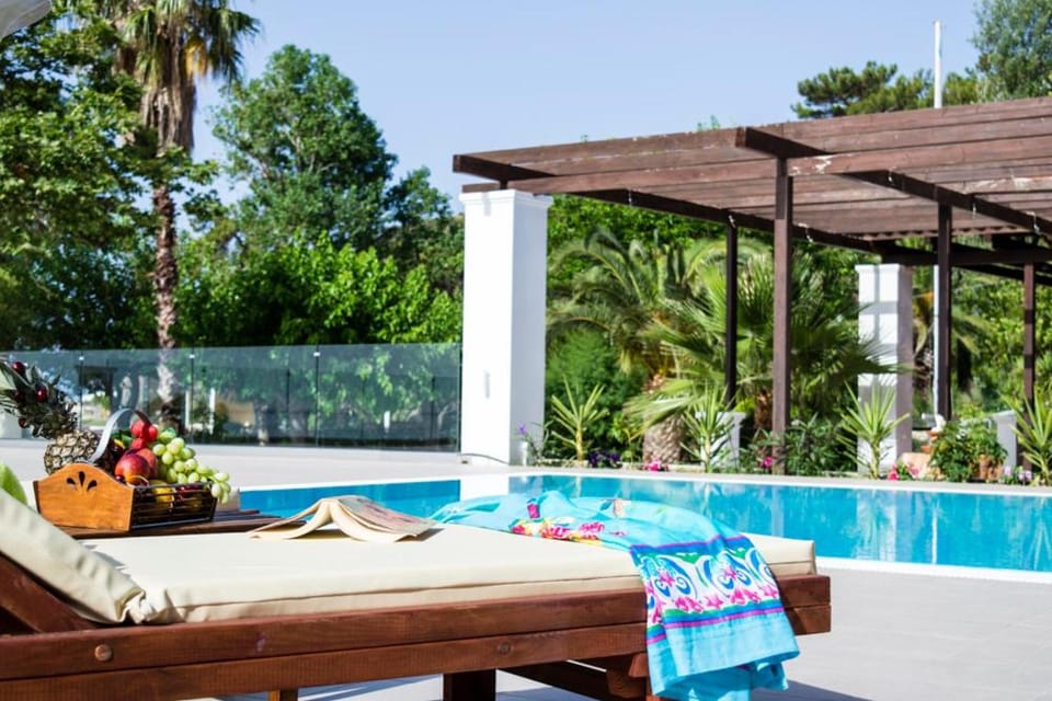 Spring, Day, Natural landscape, Garden, Garden view, Pool view, Swimming pool, sunbed, Internal: Not applicable to any particular room