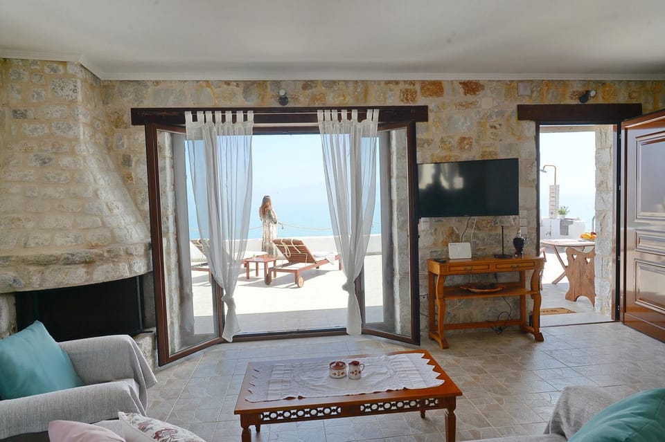 Natural landscape, TV and multimedia, Living room, Seating area, Sea view