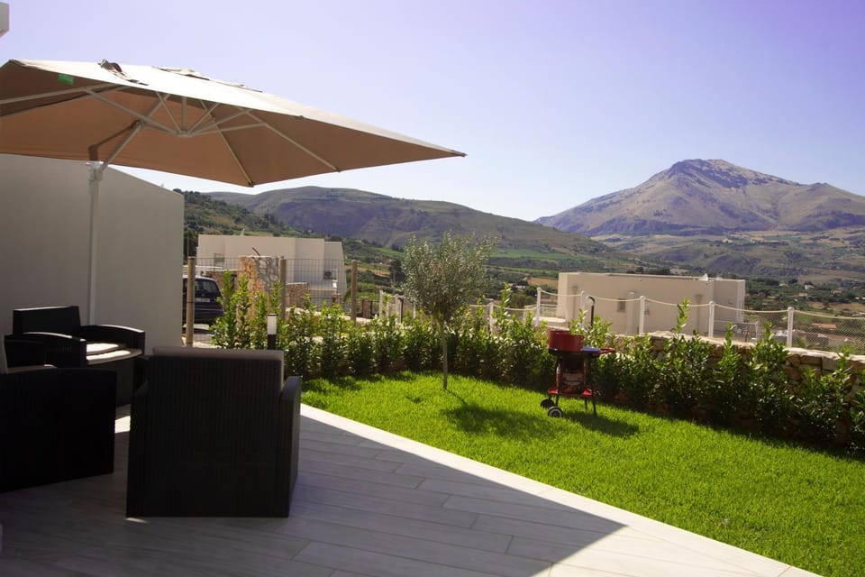 Patio, Garden, Balcony/Terrace, Dining area, Mountain view