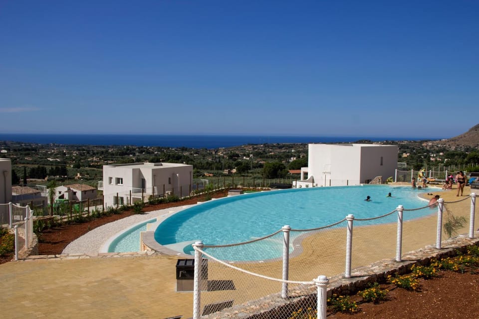 Pool view, Sea view, Swimming pool, Swimming pool, young children, older children, group of guests